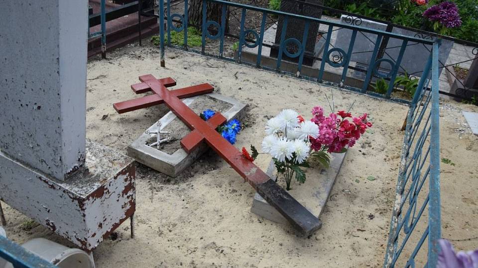 Могилы на кладбище под Воронежем разгромили неизвестные