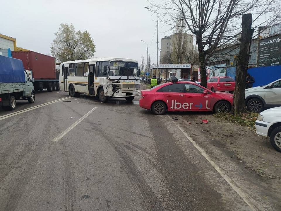 В Воронеже такси столкнулось с маршрутным автобусом