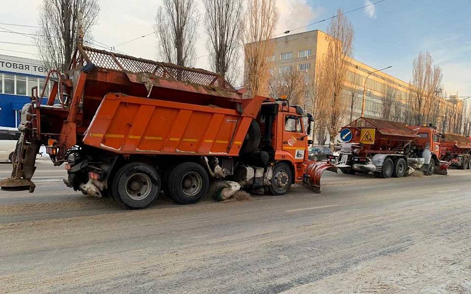 Дороги Воронежа коммунальщики неустанно продолжают очищать от снега