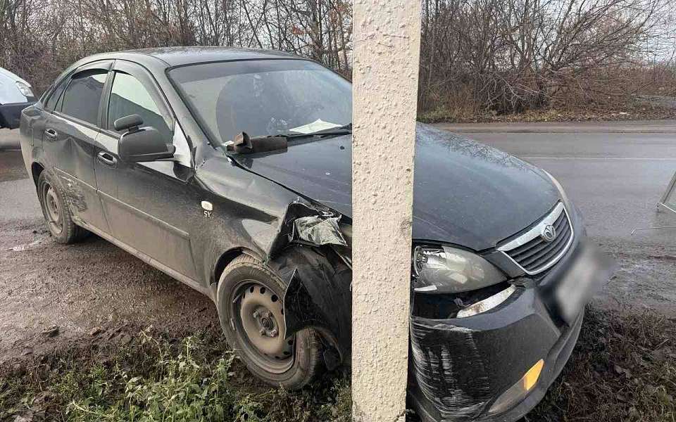 Автомобилистку госпитализировали после ДТП с «Опелем» и столбом под Воронежем