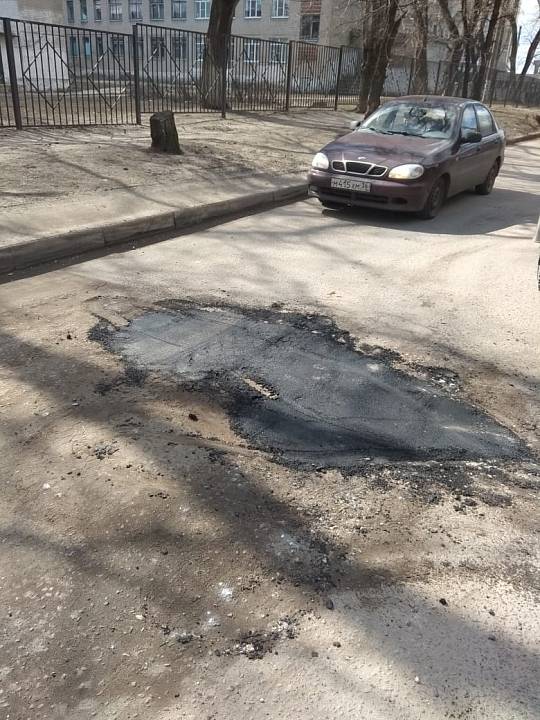 В Железнодорожном районе Воронежа ямы на дороге залили горячим асфальтом