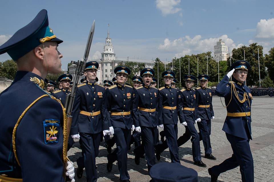 На 8 часов перекроют движение в центре Воронежа 25 июня из-за выпуска курсантов воздушной академии