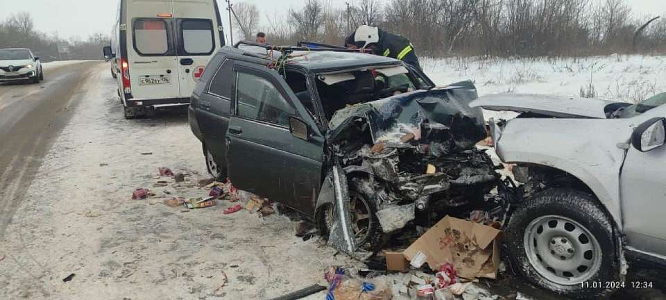 В лобовом ДТП на заснеженной трассе 1 человек погиб и 3 человека пострадали в Воронежской области