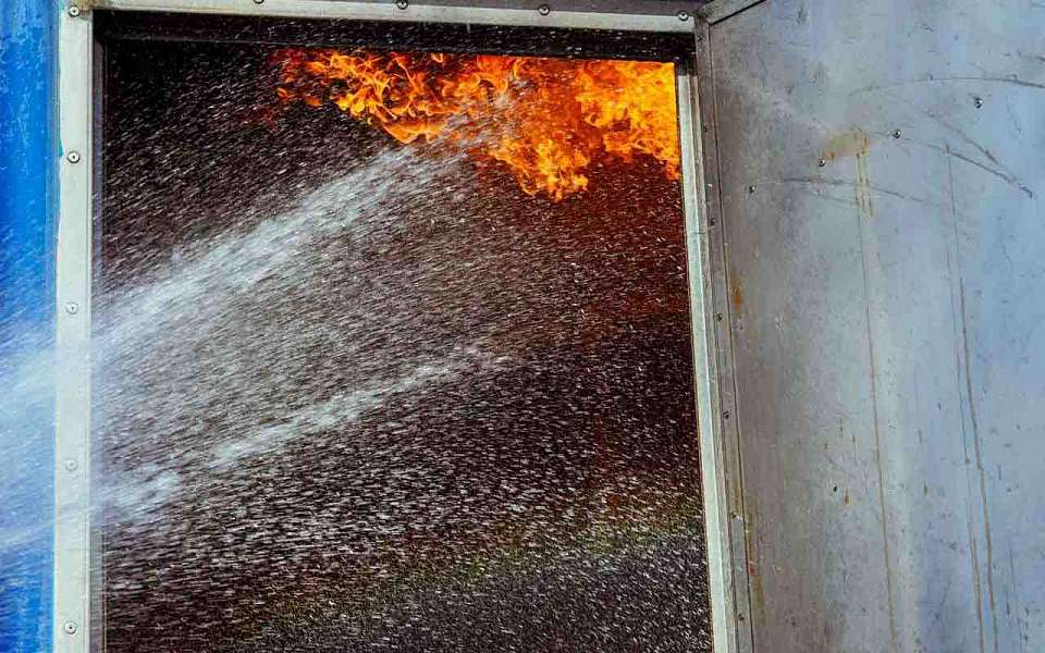 В пожаре на складе с пенопластом пострадал 69-летний мужчина в Воронеже