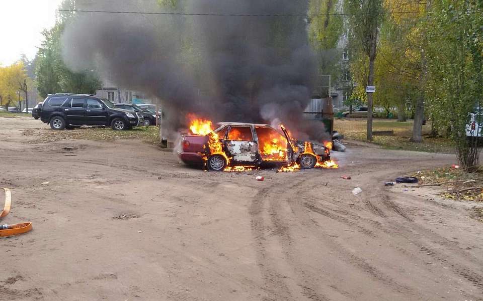 Элитный автомобиль сгорел дотла на воронежской улице