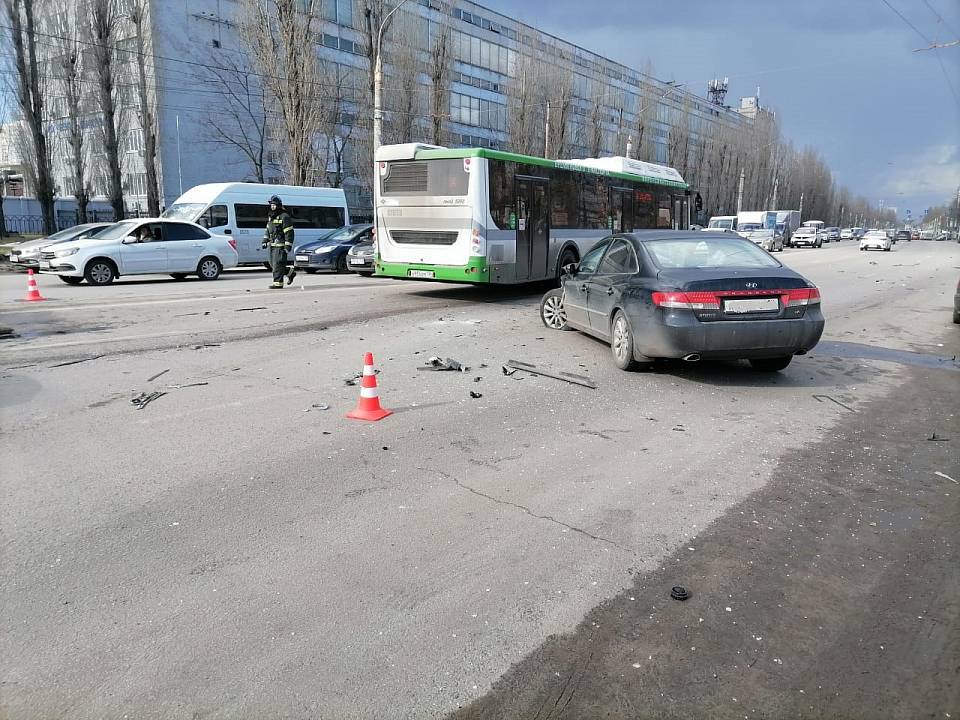 В массовом ДТП в Воронеже погибла 46-летняя женщина, еще 4 человека попали в больницу