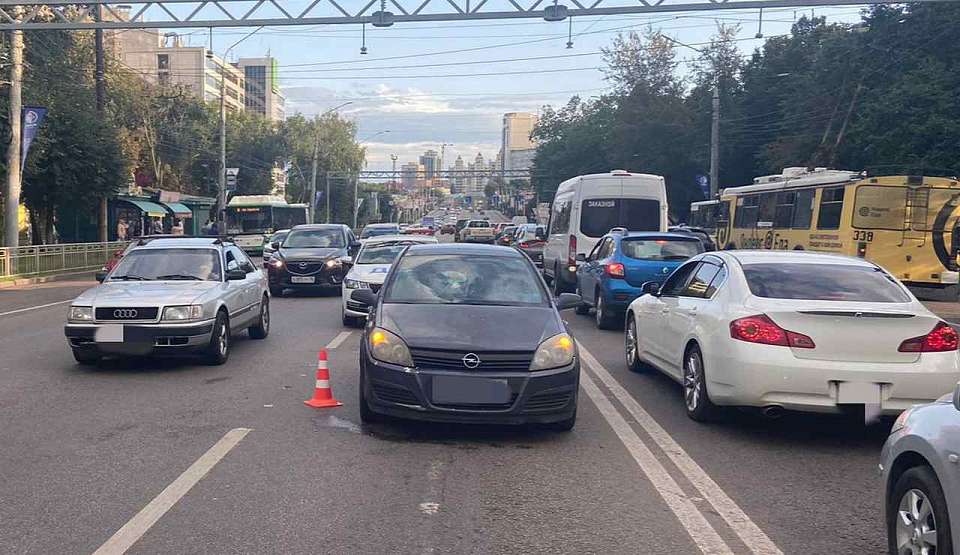 Два пешехода пострадали на Московском проспекте Воронежа после наезда на них Opel Astra