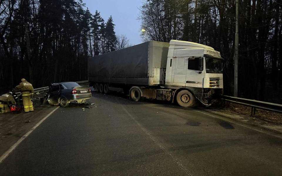 Водитель «Лады» погиб в лобовом ДТП с фурой на трассе М-4 под Воронежем