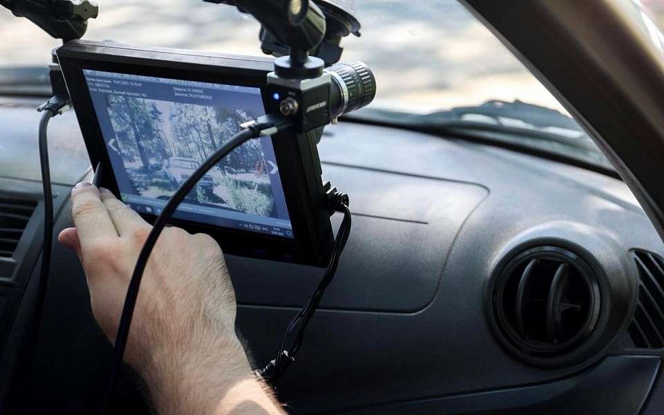 За парковку на газонах - штраф: в Центральном районе продолжаются рейдовые мероприятия