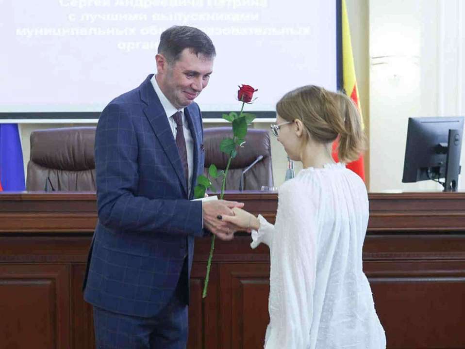 Мэр Воронежа встретился с выпускниками-стобалльниками