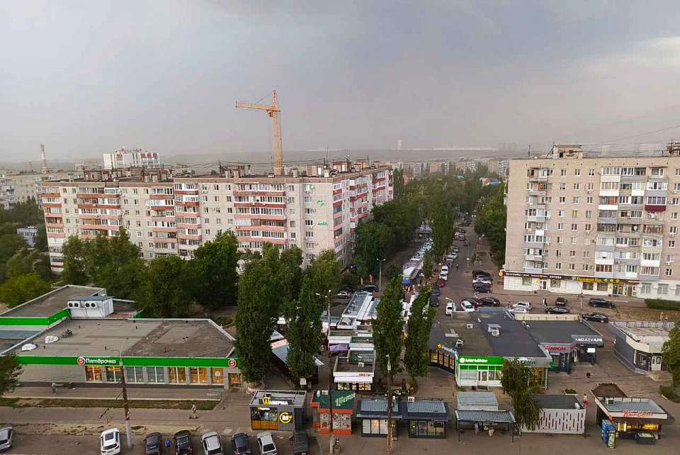 Воронеж накрыла непогода: гром, молнии, ураган с ливнем и деревопад