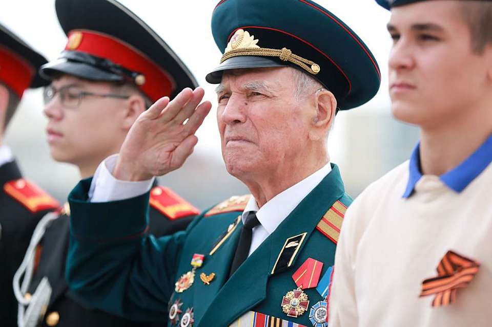 Со 101-м днем рождения поздравил ветерана Николая Борисова мэр Воронежа