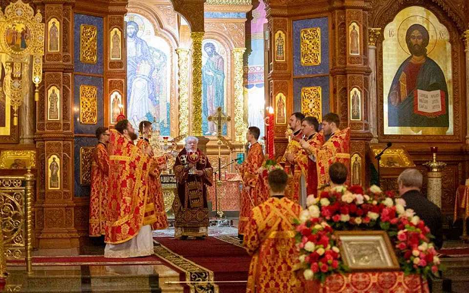 В Благовещенском соборе Воронежа вынесли свечу с Благодатным огнем