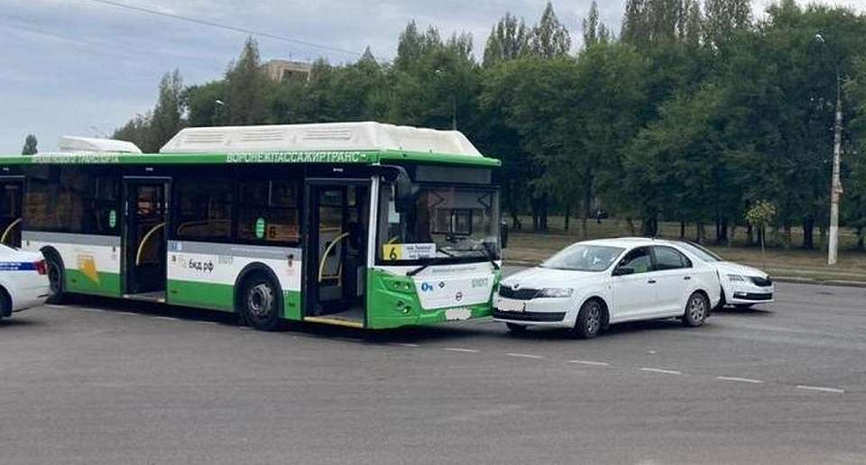 Пострадала 22-летняя пассажирка в аварии с маршрутным автобусом в Воронеже