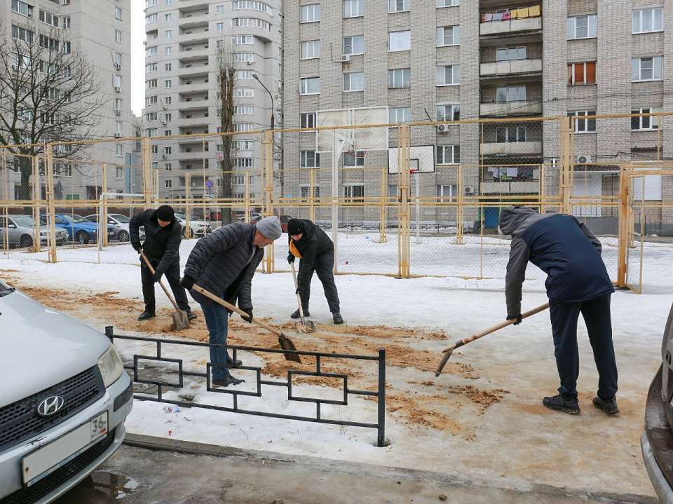 Во внеплановом субботнике по борьбе с гололедом в Воронеже приняли участие 480 человек