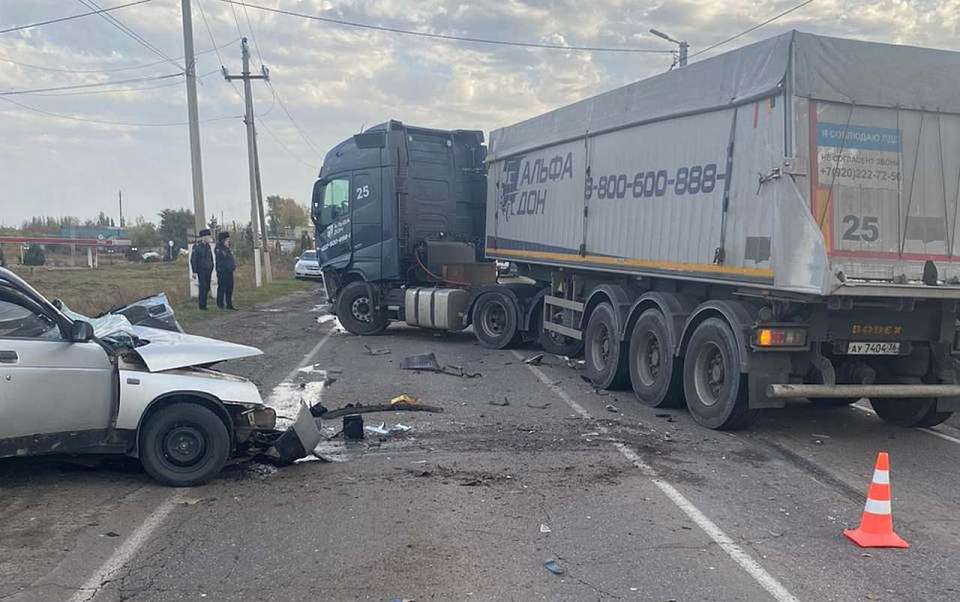 Погиб влетевший на легковушке в грузовик 39-летний житель Воронежской области