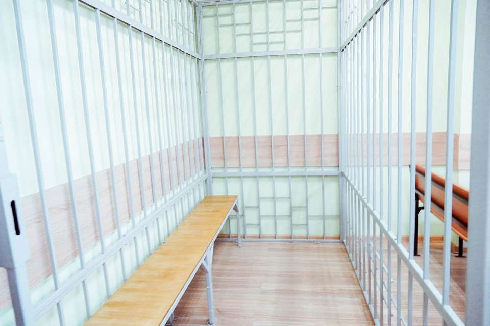 Осужденного за коррупцию экс-начальника воронежского СИЗО оставили на свободе