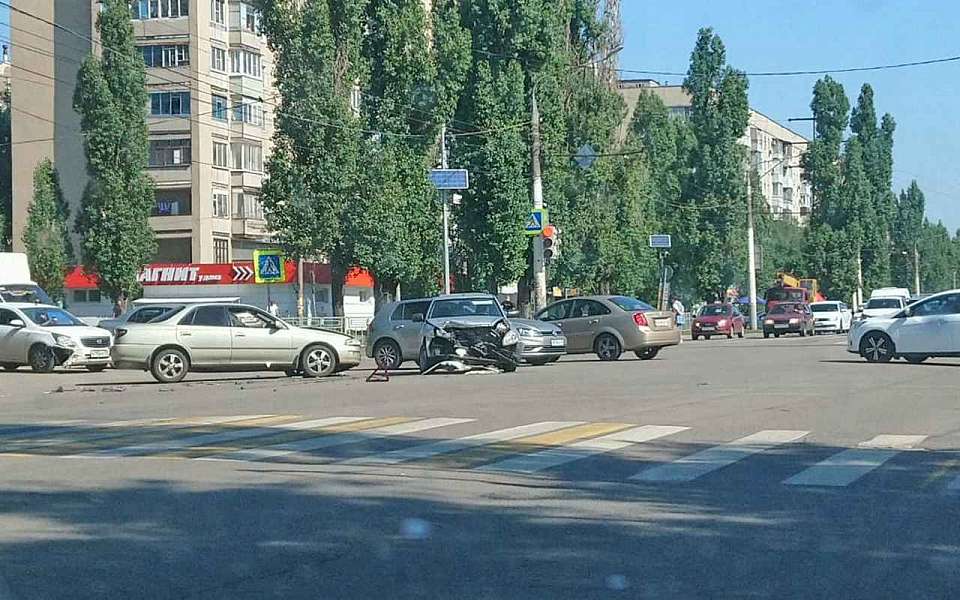 Утром в пятницу в ДТП на левом берегу Воронежа снесло капот автомобиля