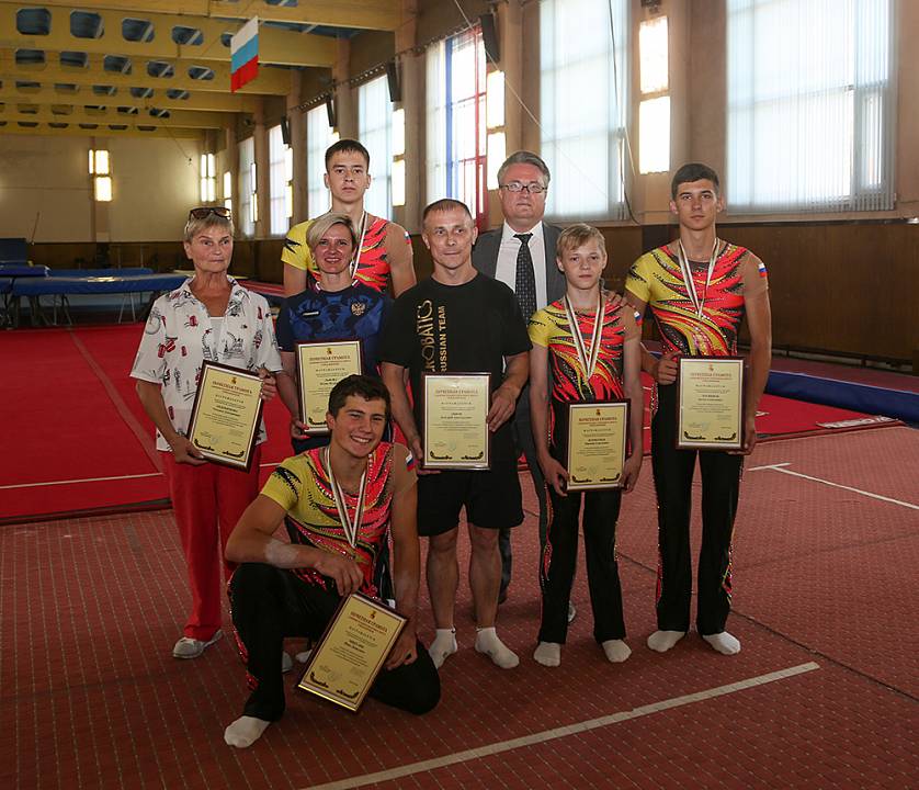 Вадим Кстенин поздравил юных воронежских акробатов с победой в чемпионате мира