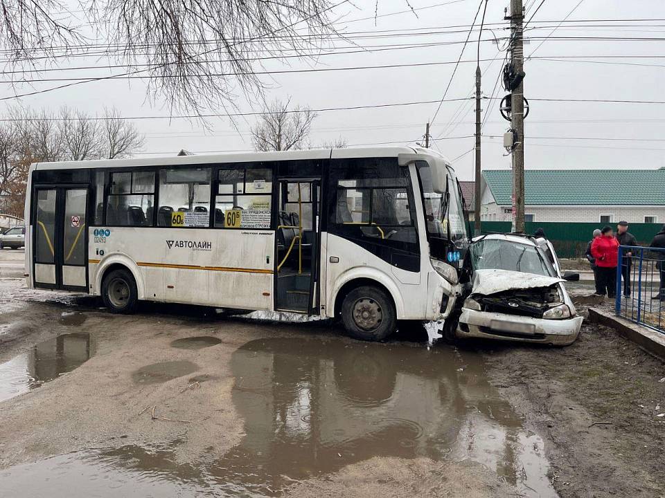 Три человека пострадали в ДТП с участием маршрутного автобуса в Воронеже