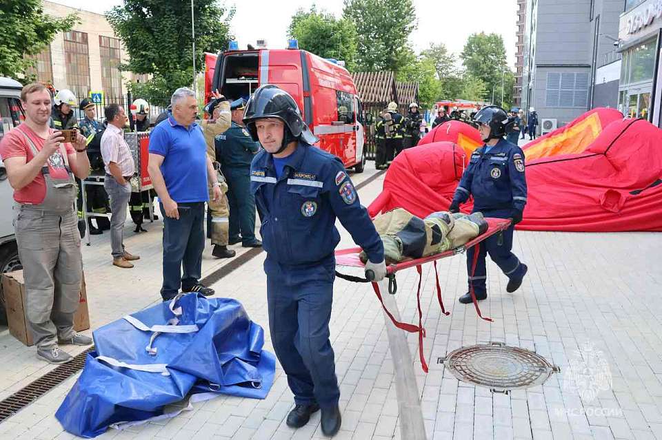 Пожарные спасали людей в Воронежском онкоцентре