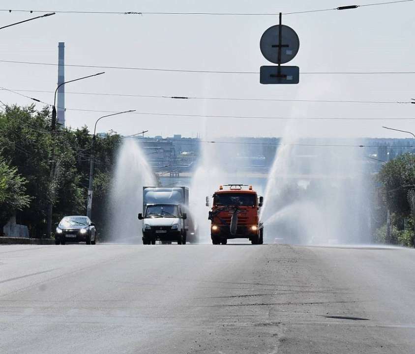 В Воронеже усилили полив магистралей и общественных территорий