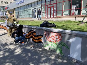 В Центральном районе ко Дню Победы обновили тематическое граффити в виде георгиевской ленты