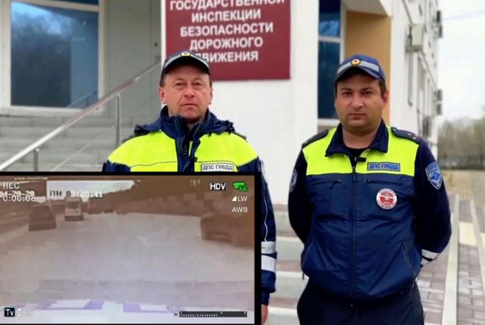 Госавтоинспекторы спасли теряющего сознание в машине воронежца