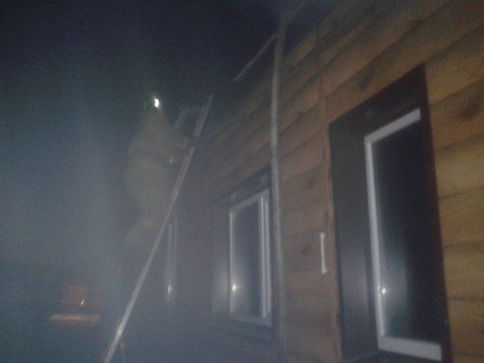 В новогоднюю ночь в селе под Воронежем сгорела кровля двухэтажного дома