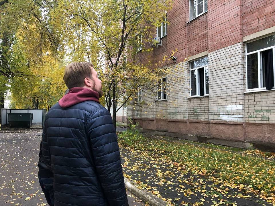Активисты «Единой России» и «Молодой Гвардии» провели мониторинг ремонтных работ в общежитии института искусств
