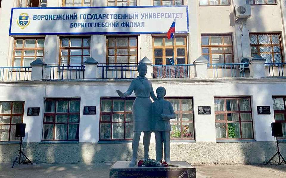 Памятник учителю открыли у здания университета в Воронежской области