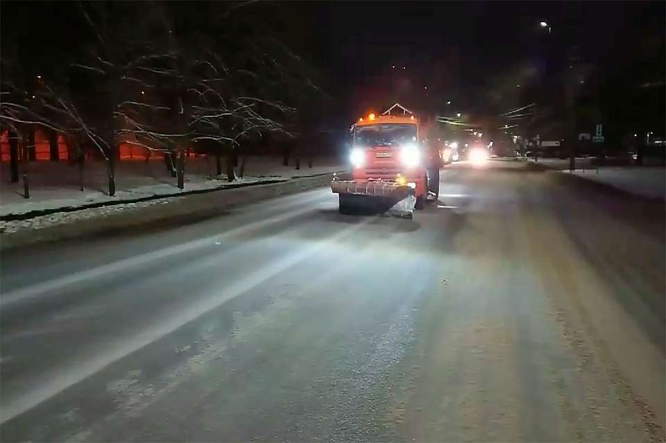 В мэрии Воронежа показали, как 215 машин убирали ночью город от снега