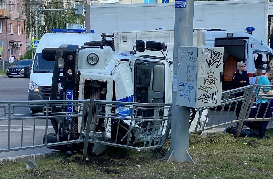 В перевернувшемся автозаке в Воронеже пострадали 4 человека