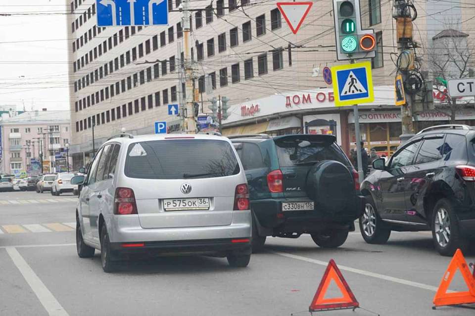Скрывшегося с места ДТП водителя разыскивают в Воронеже