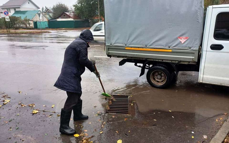 Более трехсот ливнеприемников чистят коммунальщики Ленинского района 