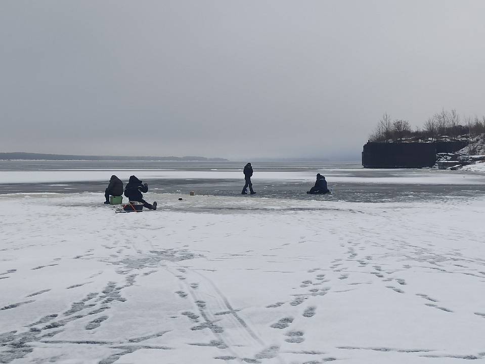 Спасатели предупредили рыбаков об опасности выхода на лед воронежского «моря»