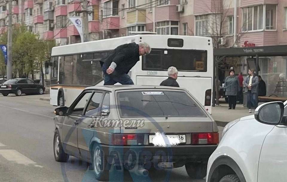 В Воронеже по капоту автомобиля, остановившегося на переходе, прошел мужчина