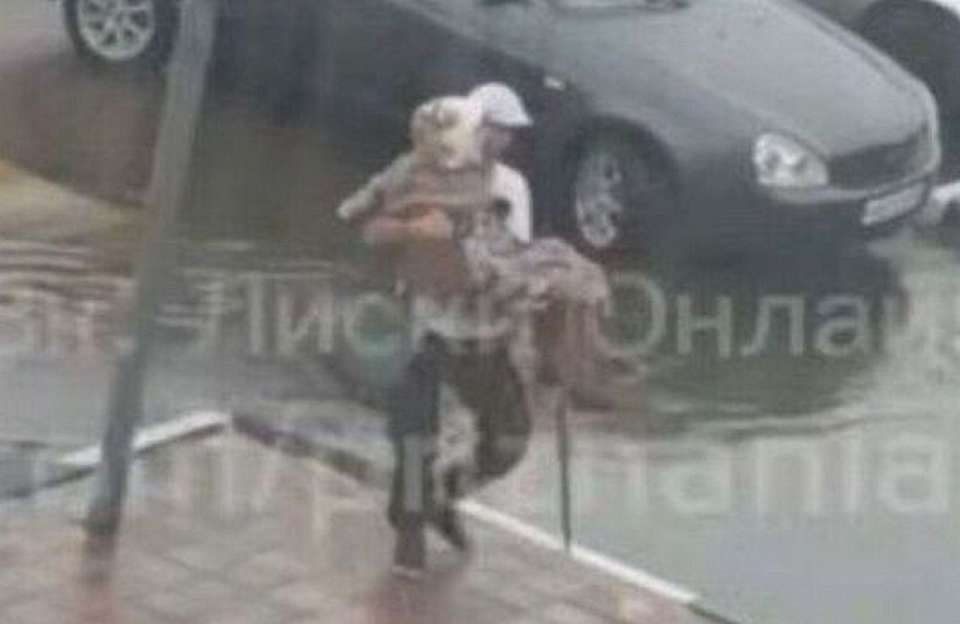 Парень на руках перенес пенсионерку через огромную лужу в воронежских Лисках
