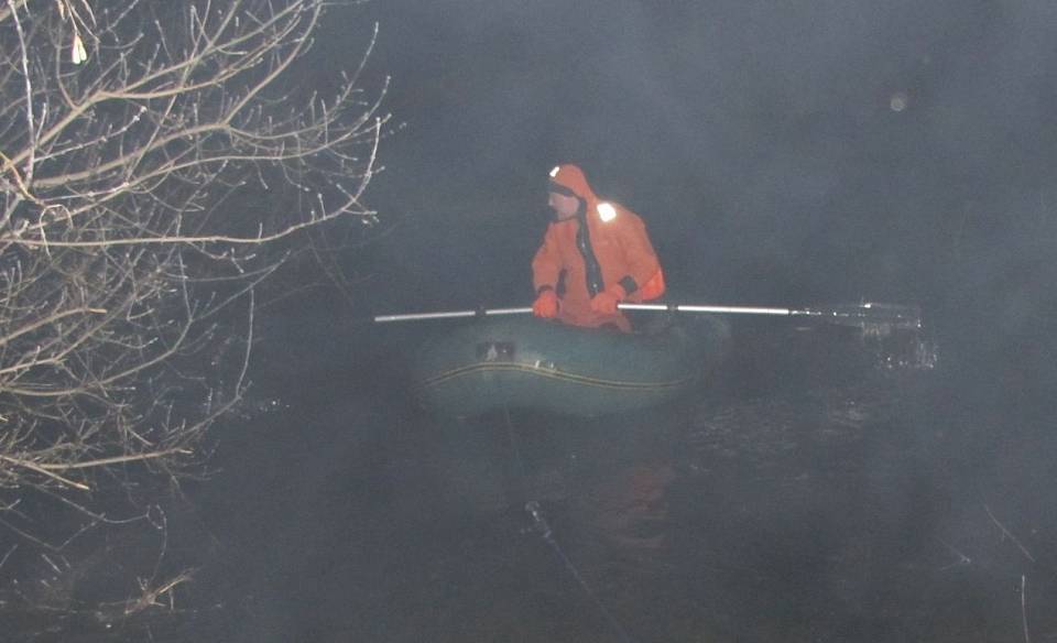 Воронежские спасатели эвакуировали с дерева 3 мужчин из затонувшей в овраге «Нивы»