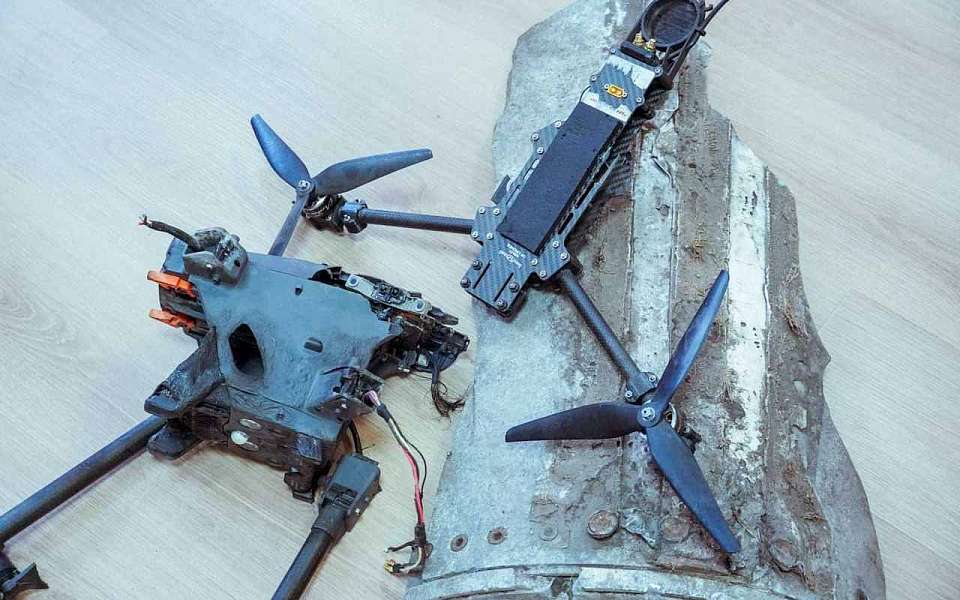 Крышу сарая и автомобиль повредили обломки БПЛА в Воронежской области