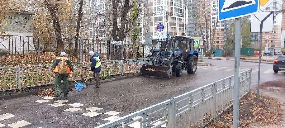 На территории Железнодорожного района не останавливаются работы по уборке