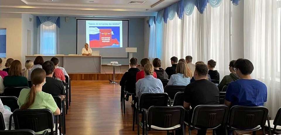 «Единая Россия» провела урок для студентов по основам конституционного строя в РФ