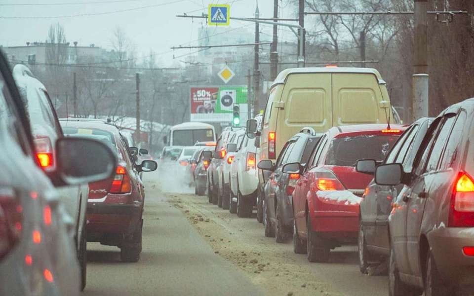 Снегопад вызвал утренние 10-балльные пробки на дорогах Воронежа