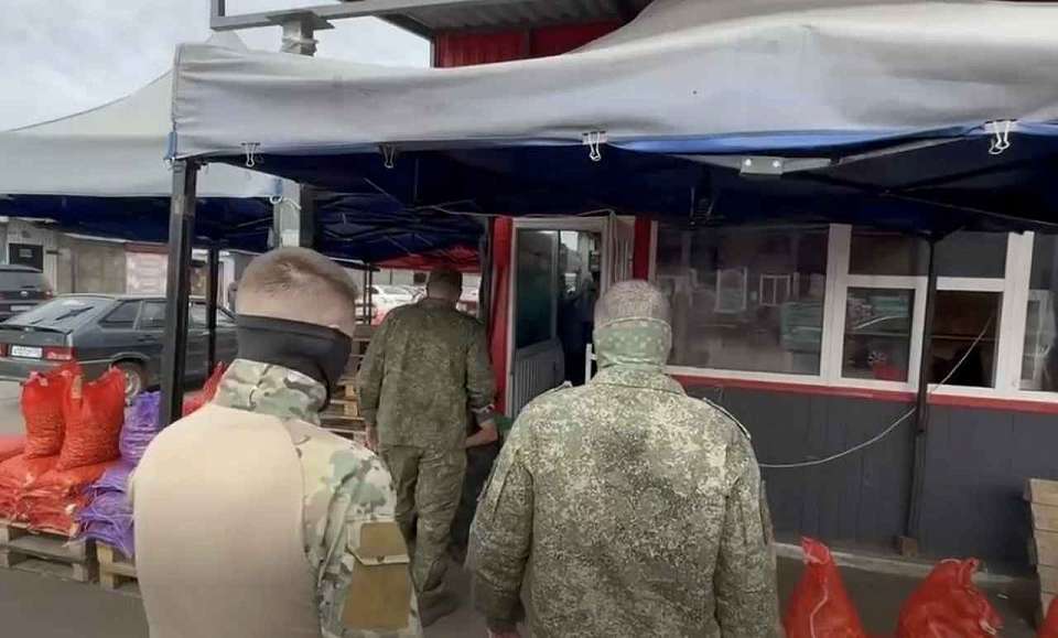 На рынке в Воронеже проверили 12 человек, только что получивших гражданство