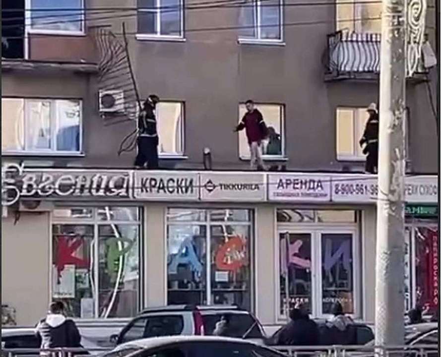 На крыше магазина в центре Воронежа заметили разгуливающего в трусах и куртке мужчину