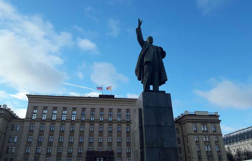 Главный памятник Ленину в Воронеже отмыли к ноябрьским праздникам