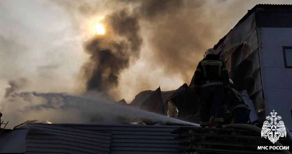 Крупный пожар на мебельном складе в Воронеже потушили