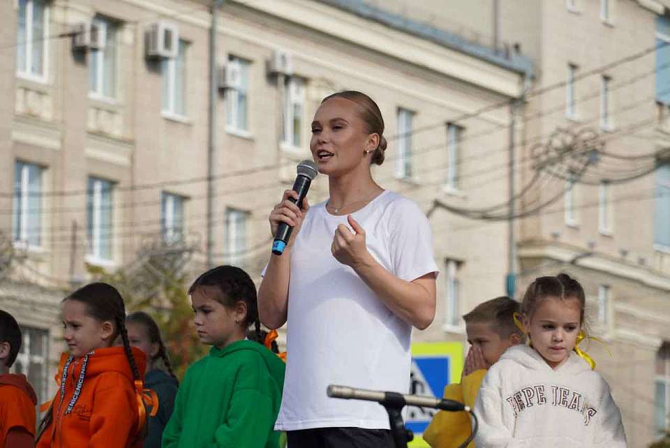 Олимпийская чемпионка Ангелина Мельникова провела на центральной площади Воронежа утреннюю зарядку 