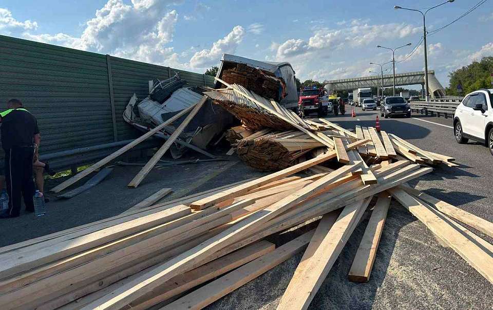 Под Воронежем «Форд» столкнулся с грузовиком, дорога частично перекрыта