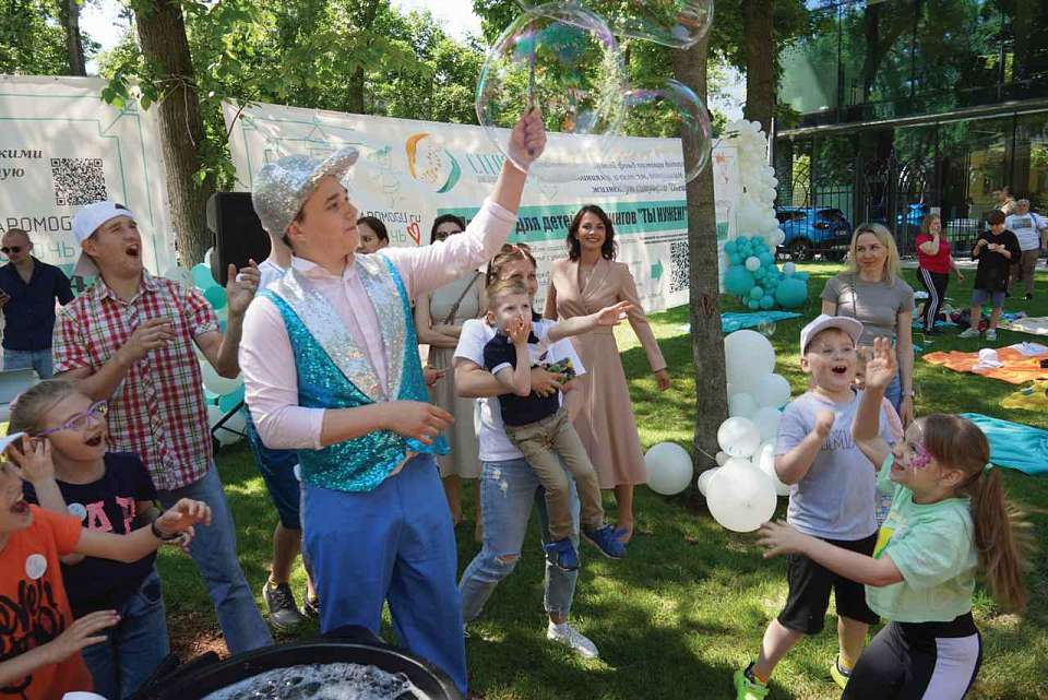В День защиты детей в Воронеже пускали мыльные пузыри и раздавали сладкую вату